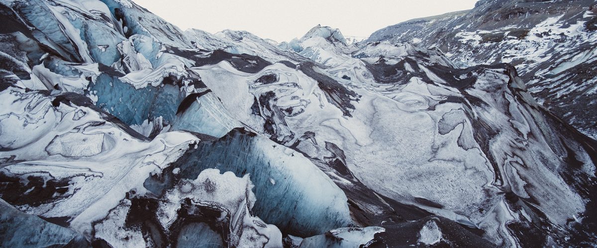 ledovec Sólheimajökull na islandu se sopečným pískem a sněhem