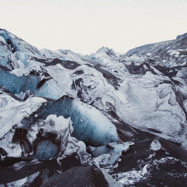 ledovec Sólheimajökull na islandu se sopečným pískem a sněhem