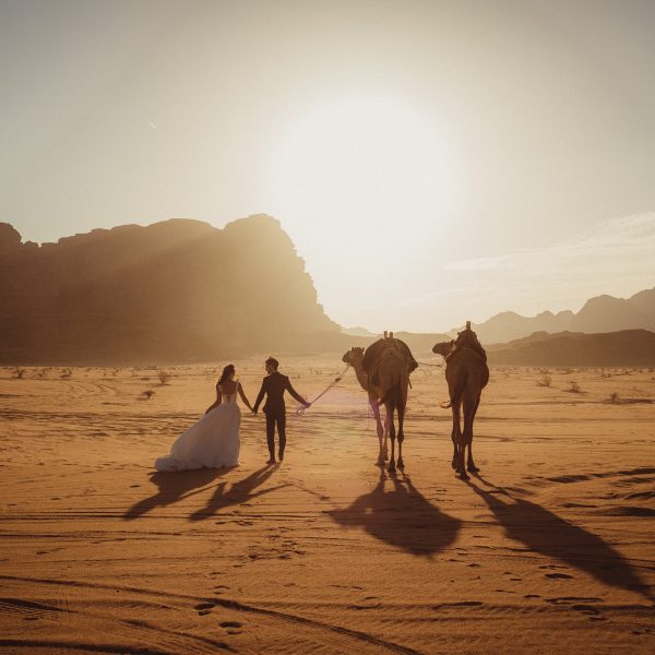 nevěsta s ženichem v Jordánku s velbloudem při západu slunce
